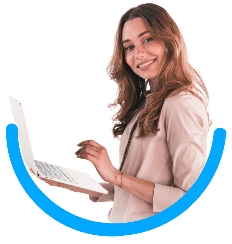 mulher sorrindo com notebook
