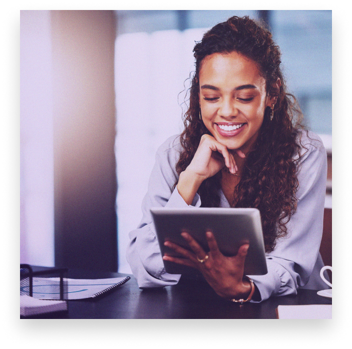 Mulher sorridente segurando um tablet.